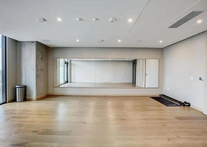 Upscale Rainey St Condo Homes - Peloton, Gym, Rooftop Pool, Wifi Included