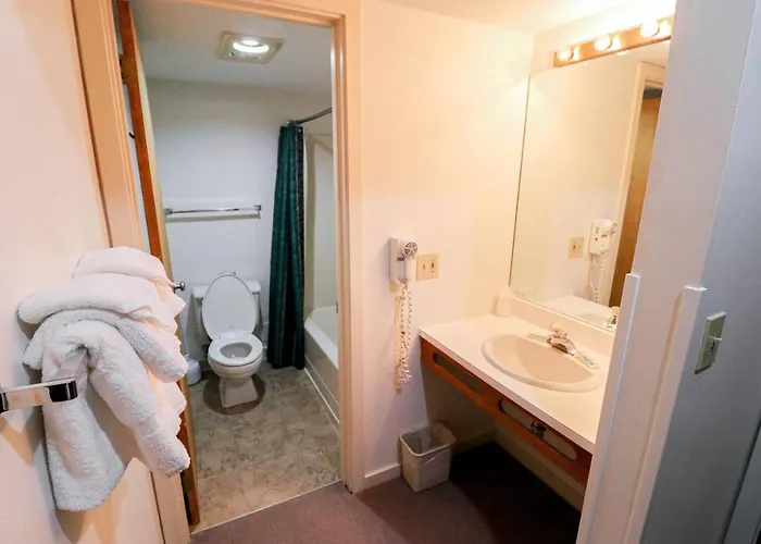 118 Cedarbrook Hotel Room