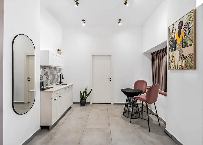 Old City Boutique - By La Finca Hotels- חוויית אירוח יוקרתית, חניה בחינם וקרבה לשדרת הקולינריה של העיר
