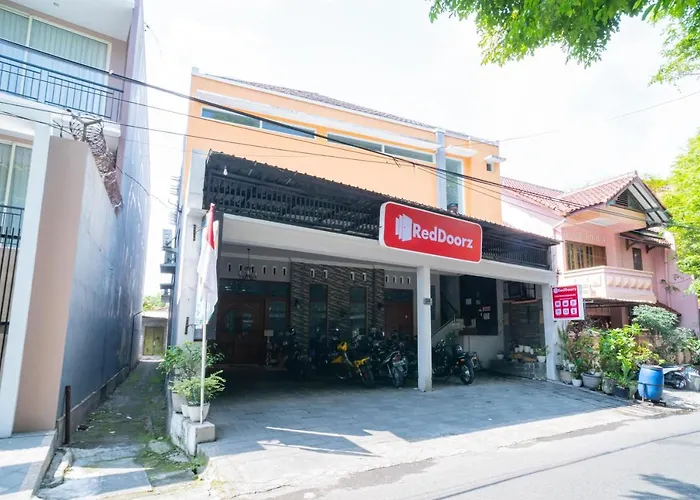 Reddoorz Near Matahari Singosaren Solo