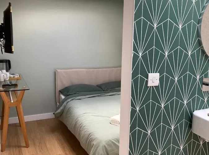 Central Ensuite Guest Unit With Air Conditioning And Free On Street Parking