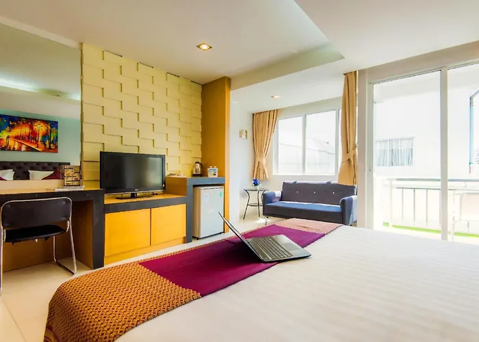 Hallo Patong Hotel - Rooftop Pool - Stunning Mountain Views & Otop Market