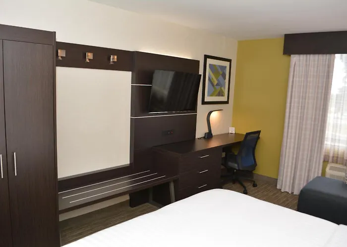 Holiday Inn Express & Suites Waterville - North By Ihg