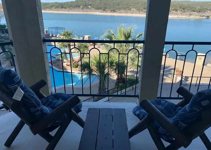 Lake Travis Stunning Waterfront, Sunset & Pool Views, Pet Friendly, Boat Ramp, Lago Vista, Texas