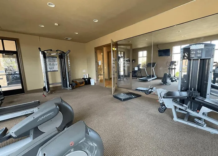 D13-Amazing Red Cliff View-Third Floor 3-Bedroom Sunset View