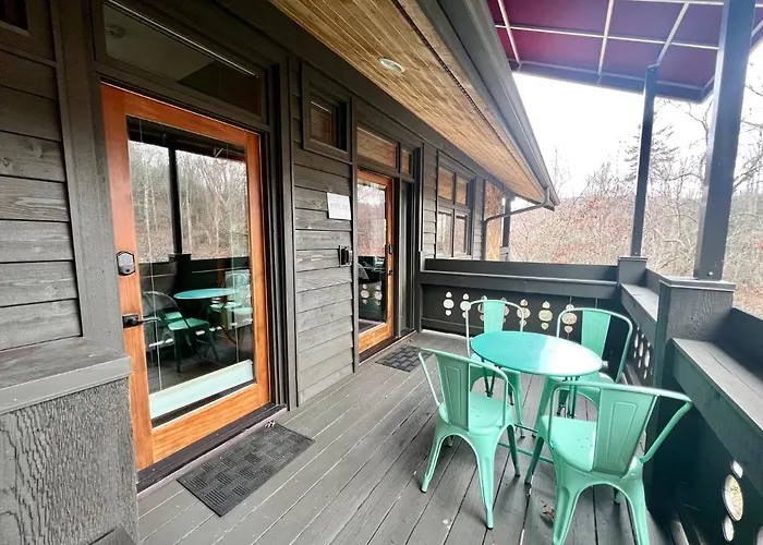 Outland Chalet & Suites Great Smoky Mountains