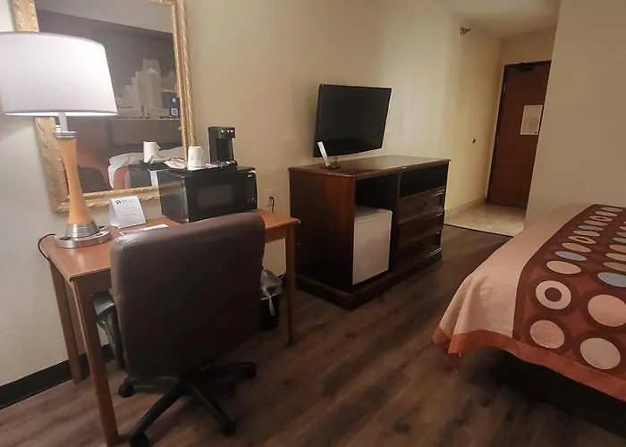 Super 8 By Wyndham Canton/Livonia Area