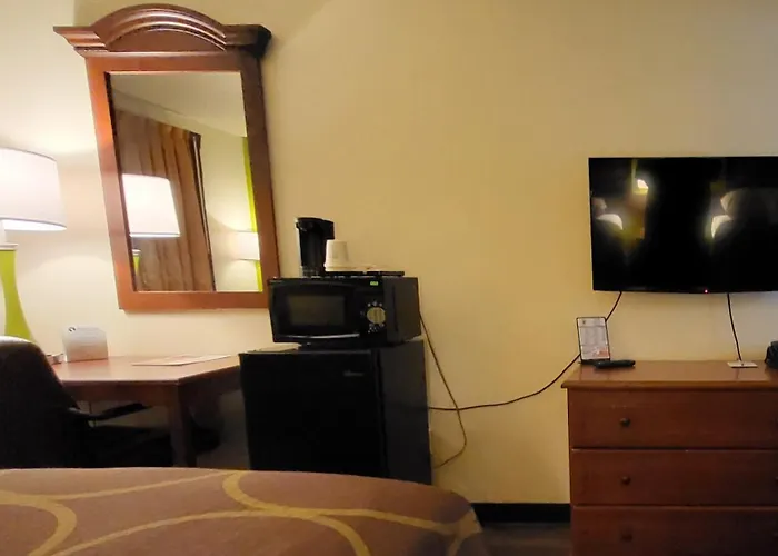 Super 8 By Wyndham Canton/Livonia Area