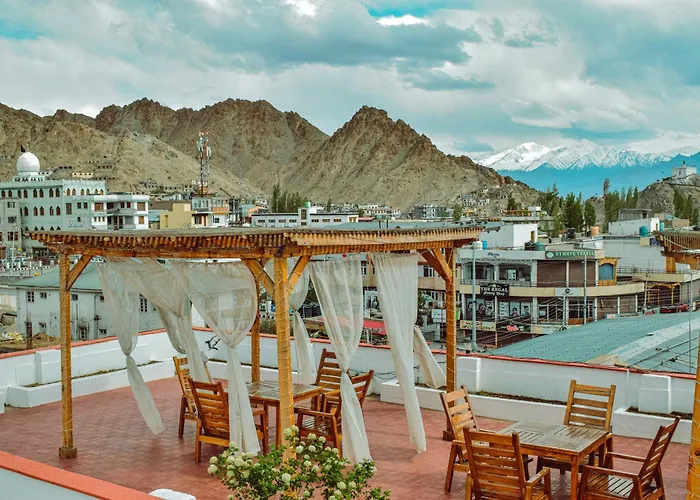Hotel Lingzi - At The Mall Road & Newly Renovated