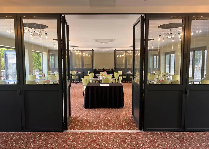 South Lawn Hotel