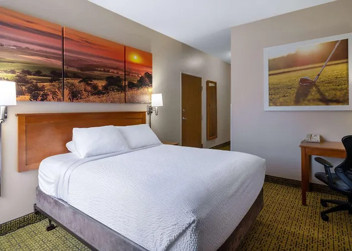 Days Inn & Suites By Wyndham Madison