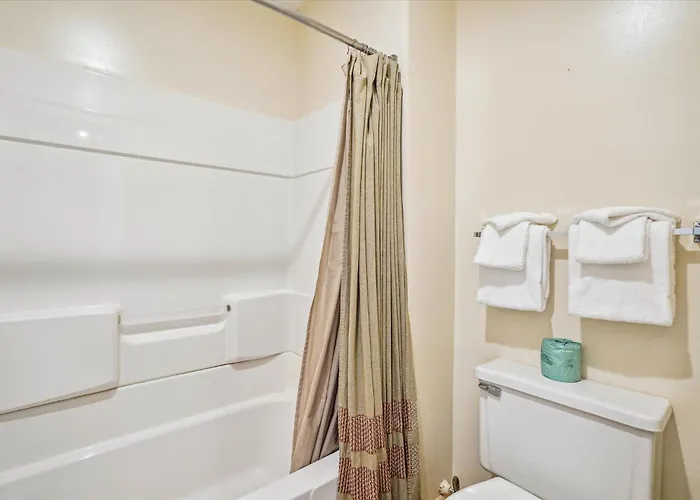 Cedarbrook Queen Studio 107
