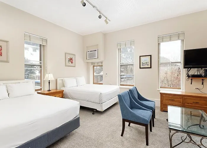 Independence Square 213, Spacious Hotel Room With 2 Queen Beds, Wet Bar, And Sitting Area
