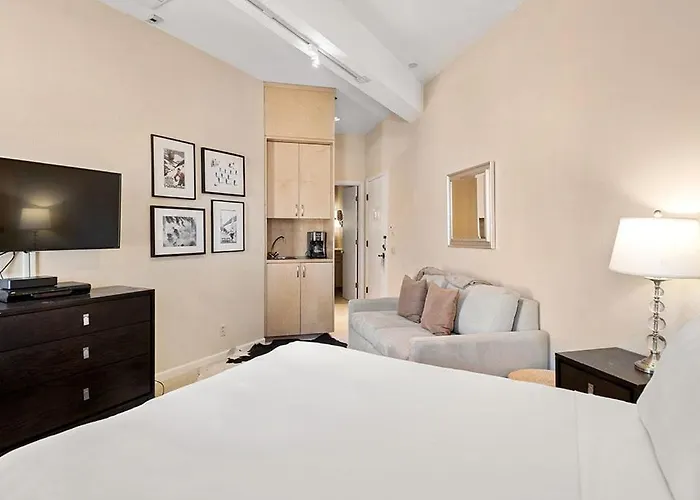 Independence Square 304, Stylish Hotel Room With Downtown Views & Great Location