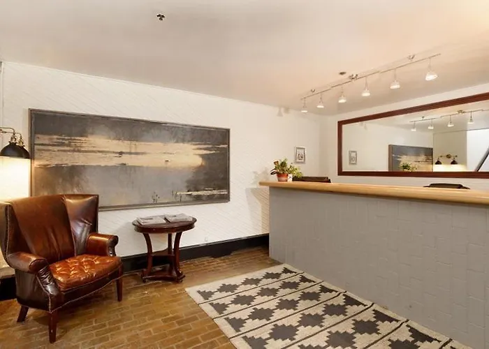Independence Square 308, Top Floor Hotel Room With Ideal Downtown Location