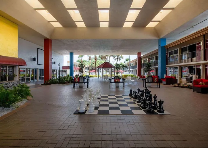 Ramada By Wyndham Kissimmee Gateway - Free Theme Park Shuttle
