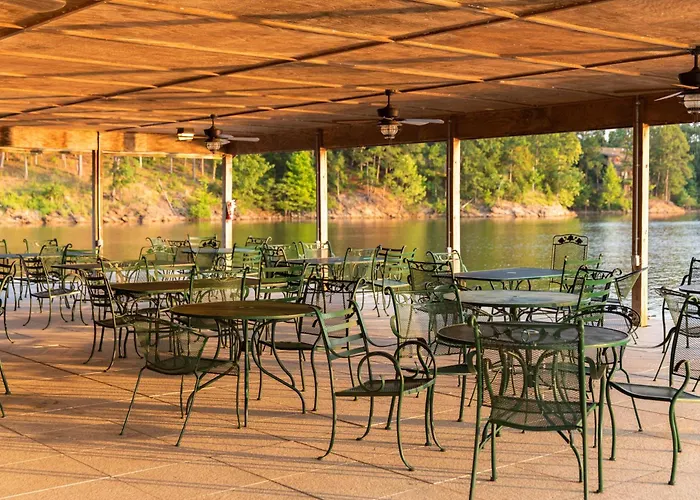 Lakeside Queen Cabana: Poolside Retreat with Full Kitchen