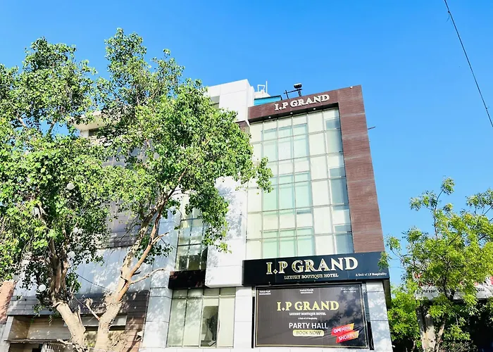 Hotel Aura Ip Grand By Qotel Karkardooma Metro Station Nueva Delhi
