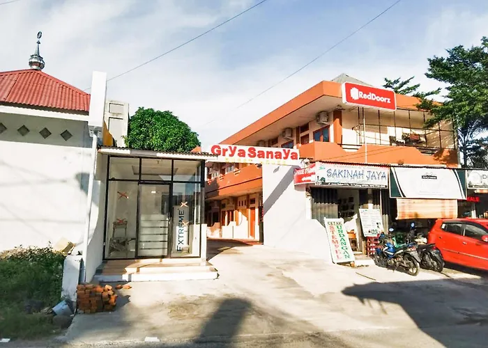 Reddoorz Syariah Near Pasar Raya Padang