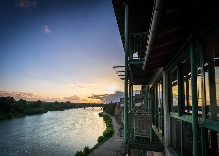 CÔTE GARONNE le BALCON DES DAMES -hôtel et restaurant- Tonneins Fauillet Marmande - panorama sur Garonne-climatisé- accueil vélo- soirée étape- chambre famille- étape et séjour touristique-