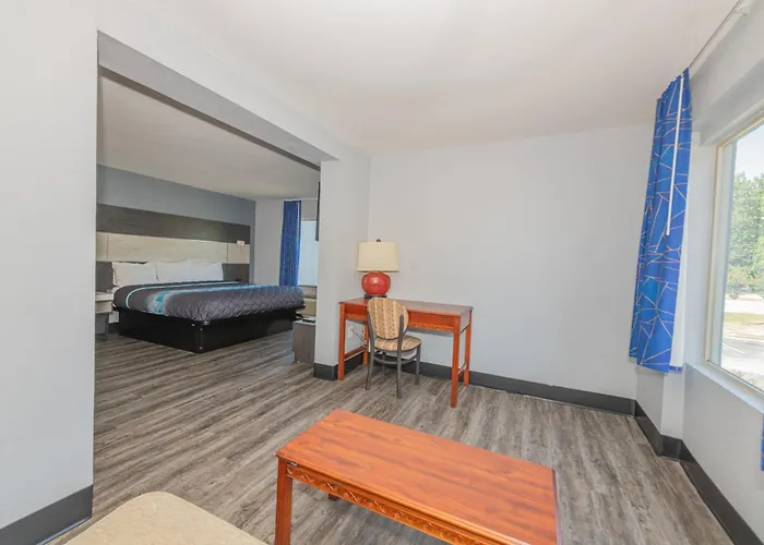 Jamestown Inn & Suites