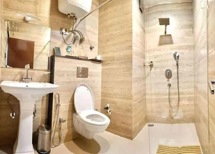Staynest Retreat & Spa Gangtok !! Prime Location !! Mountain View Rooms !! Swimming Pool !! Gym !! Bar