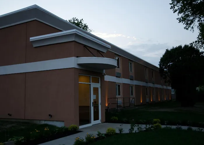 Aashram Hotel By Niagara River
