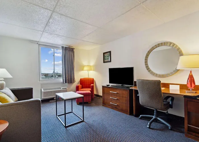 Econo Lodge Inn & Suites Waterloo Downtown