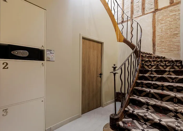 Cloître - Entrée autonome, réception en ligne - Encore Mieux