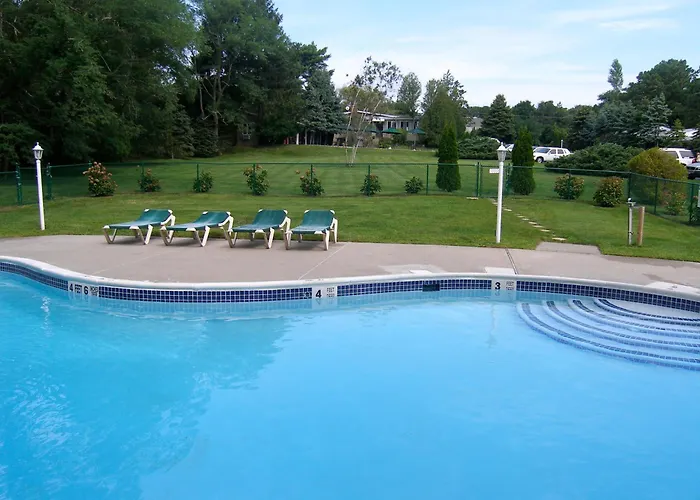 Hamlet Inn - Passes To Coopers Beach