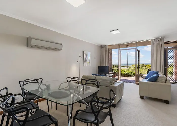 By The Sea Beachfront Apartment + Wifi