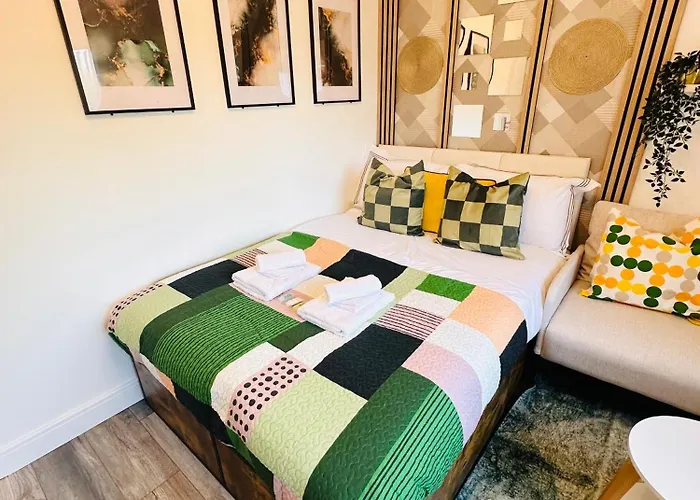 Elegant Private Self-Contained Room In Selly Oak Birmingham With Own Kitchenette And Shared Bathroom Between Two Rooms R4