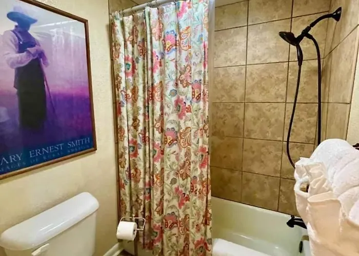 Mountain Harbor Queen Guest Room On Lake Ouachita