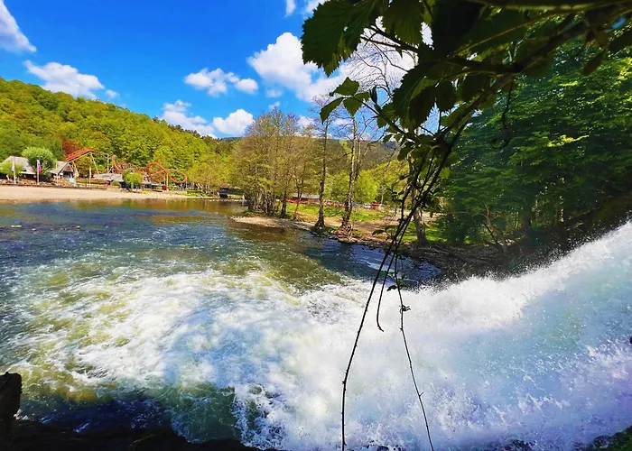 Au Sommet De La Cascade