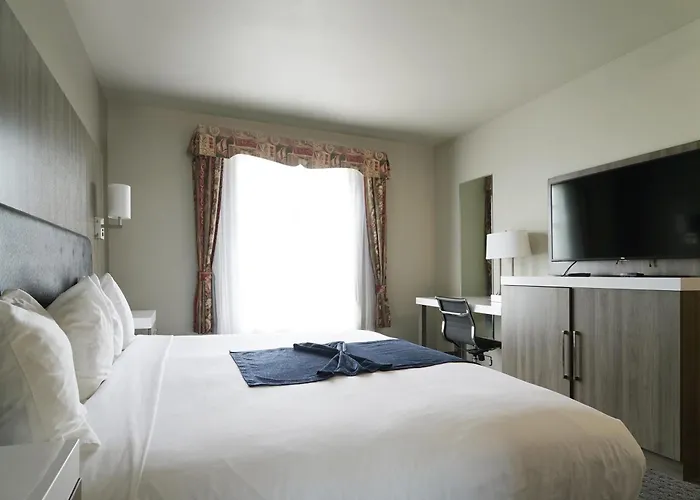 Bayvue Hotel, Resort & Suites