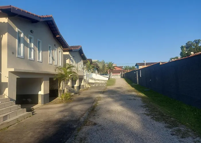 Casas Em Condominio Proximo Da Praia Com 2 Dormitorios, Churrasqueira E 3 Vagas De Garagem