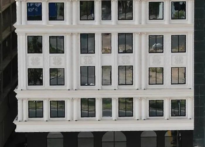 Sarok Hotel
