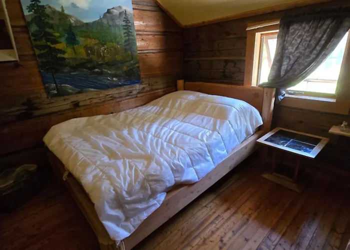 Rustic Beaverfoot Lodge Room N8