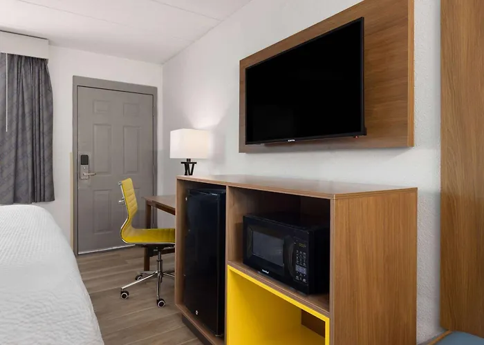Day'S Inn & Suites By Wyndham Indianapolis Airport East