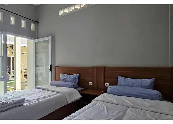Guest House Saqeena Syariah Near Blitar Park Redpartner