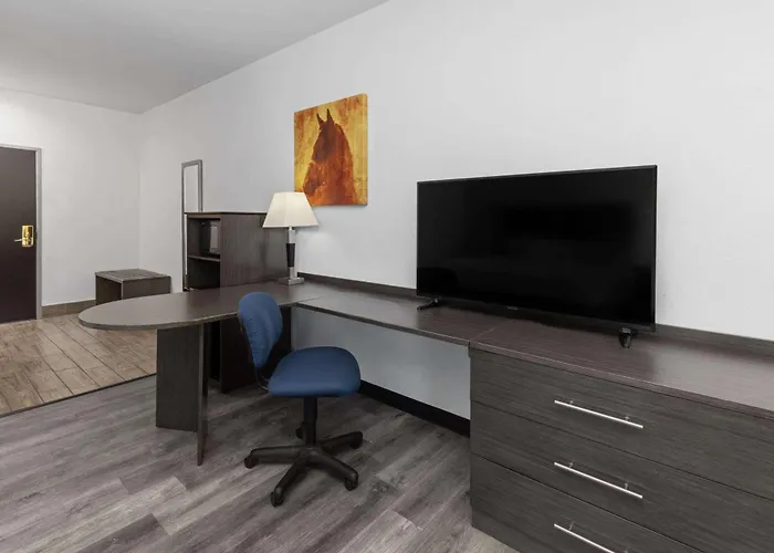 Days Inn & Suites By Wyndham Lubbock Medical Center