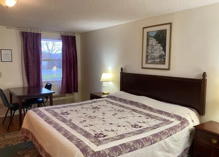 Golden Knight Inn And Suites