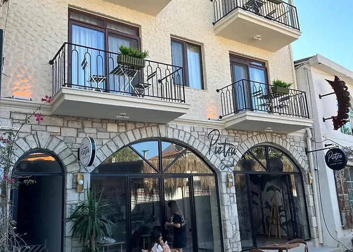 Pietra Social House