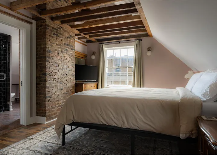 The Nuwray Hotel & Carriage House