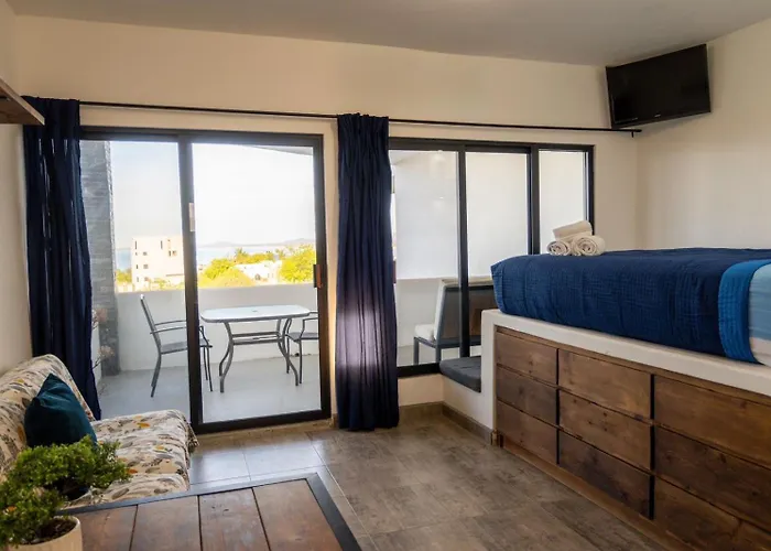 Casa Arrecife - Dorado Suite, Fast Wifi & Balcony! Beach Is Steps Away!