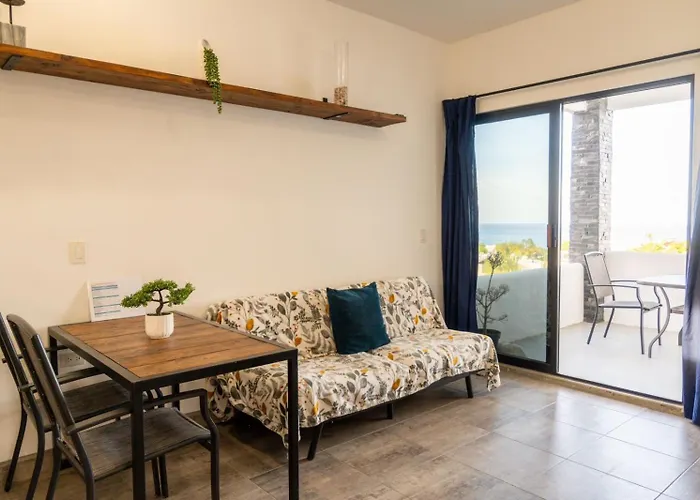 Casa Arrecife - Dorado Suite, Fast Wifi & Balcony! Beach Is Steps Away!