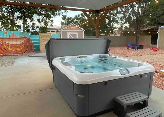 Pet-Friendly Near Zion & Hot Tub In Downtown Kanab