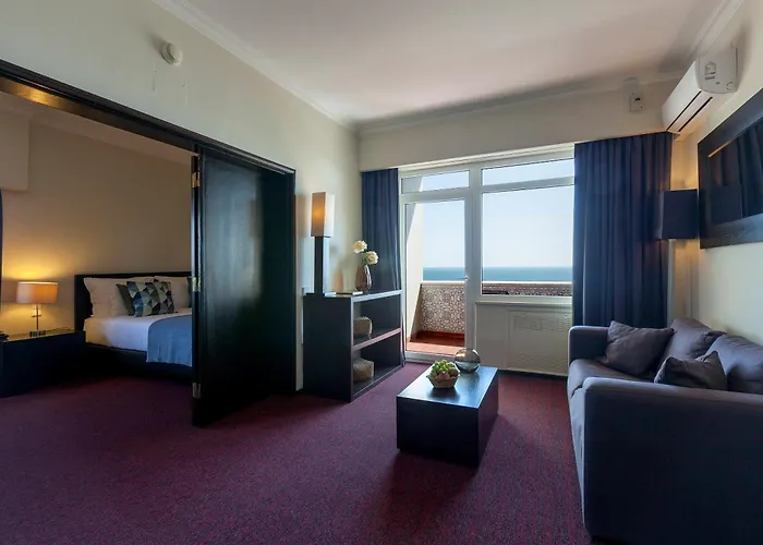 Carcavelos Beach Hotel