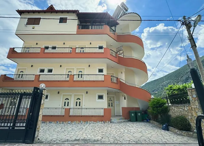 Friends House - Borsh Hotel