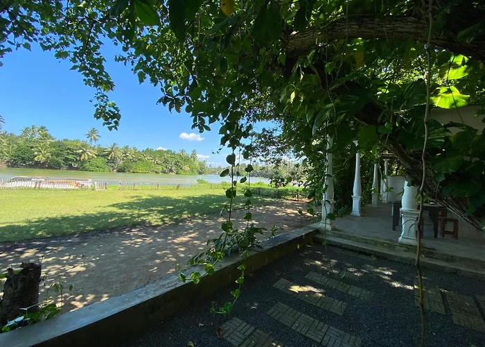 Lake House Hikka